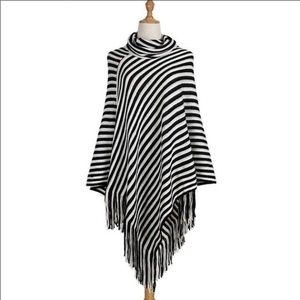 Black and white poncho one size